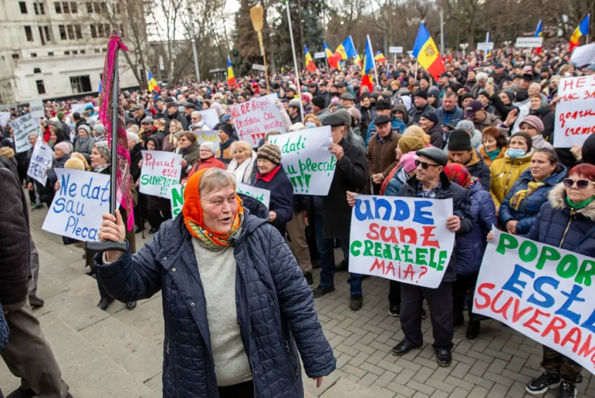 Con carteles, la gente participa en una protesta contra el gobierno moldavo y su presidente pro-UE en Chisinau el 19 de febrero de 2023.