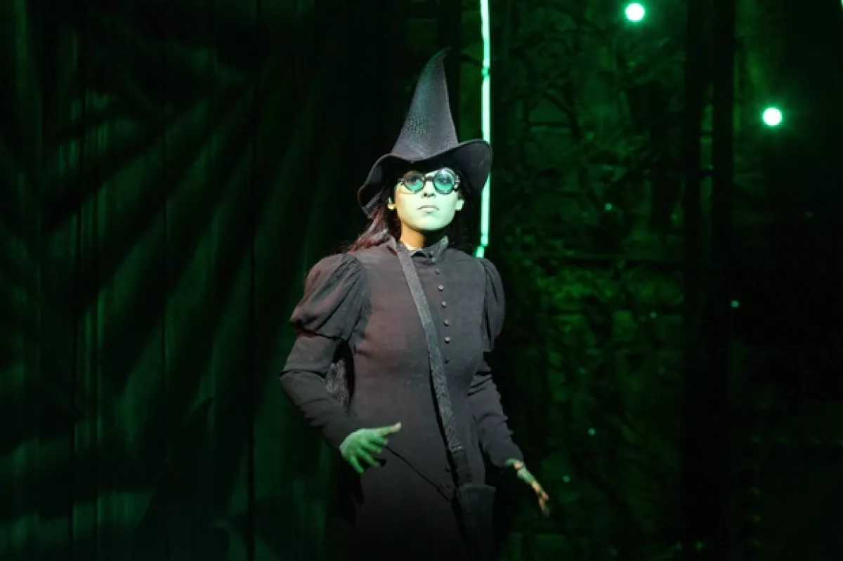Danna Paola en el papel de Elphaba, la bruja mala.