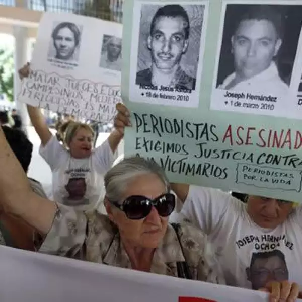 Una mujer en Tegucigalpa, capital de Homnduras, protesta contra los asesinatos a periodistas