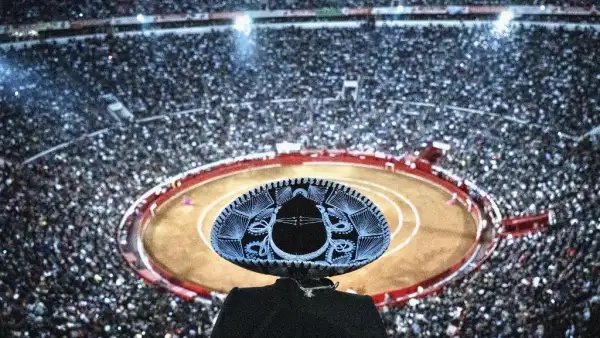 Hombre con sombrero de charro presencia función de toros en las gradas de La México.
