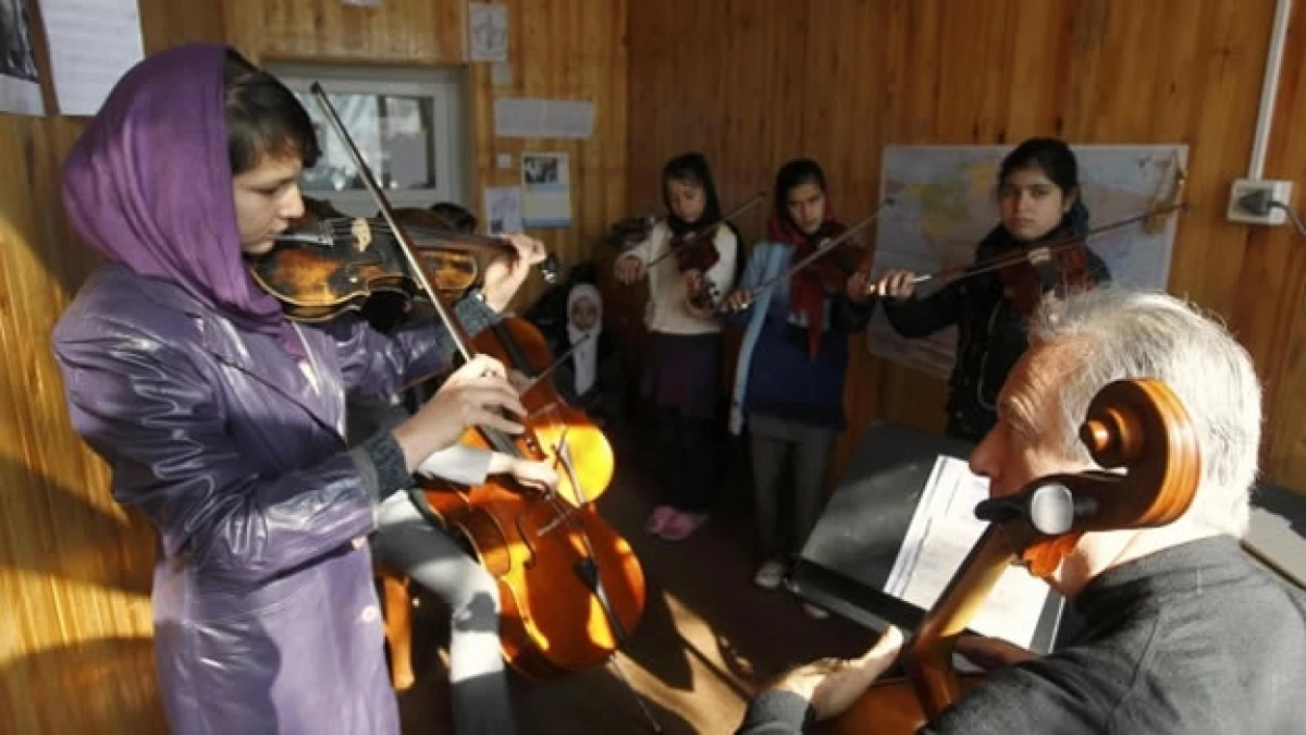 niños afganos en uan academia de musica