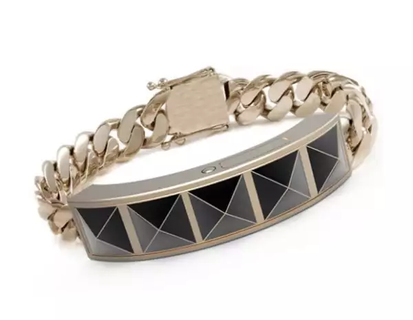 La pulsera de Rebecca Minkoff se comunica con tu celular por Bluetooth.