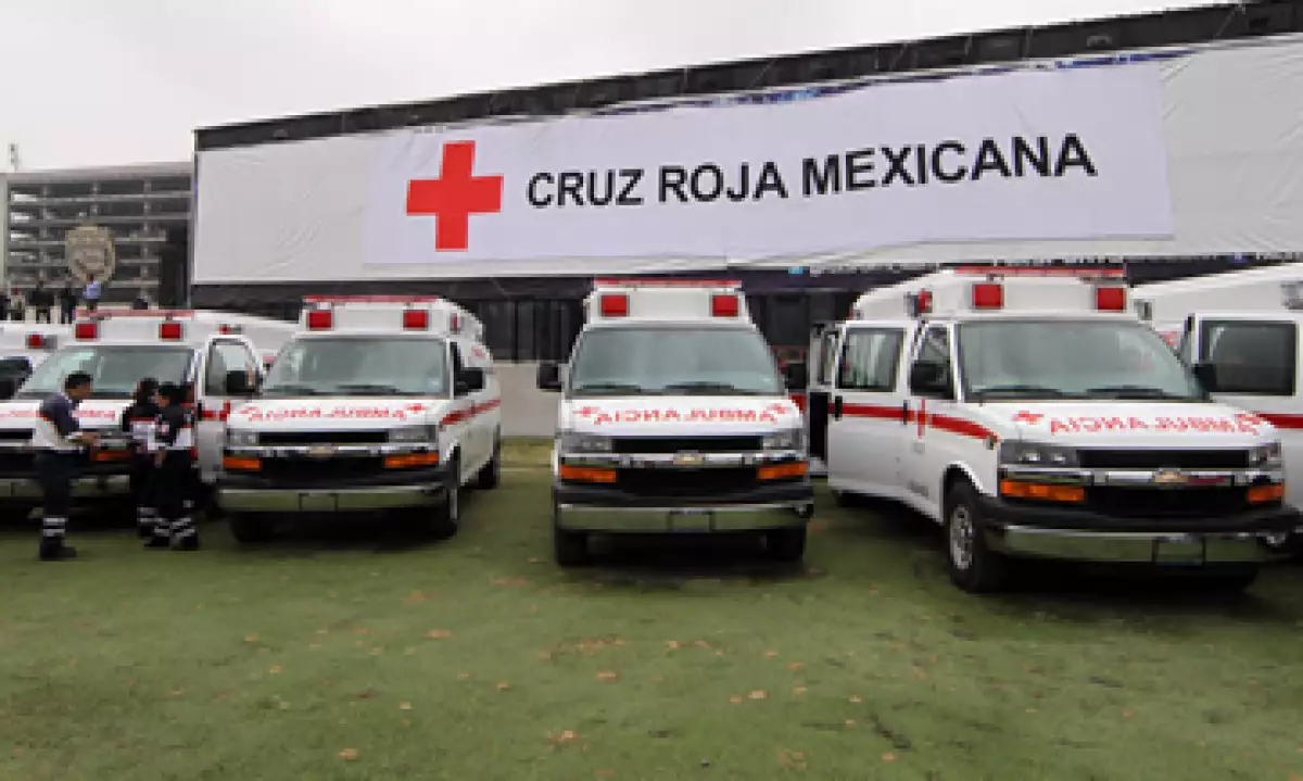 En el acto se hizo entrega oficial de 110 ambulancias. (Foto: Notimex)