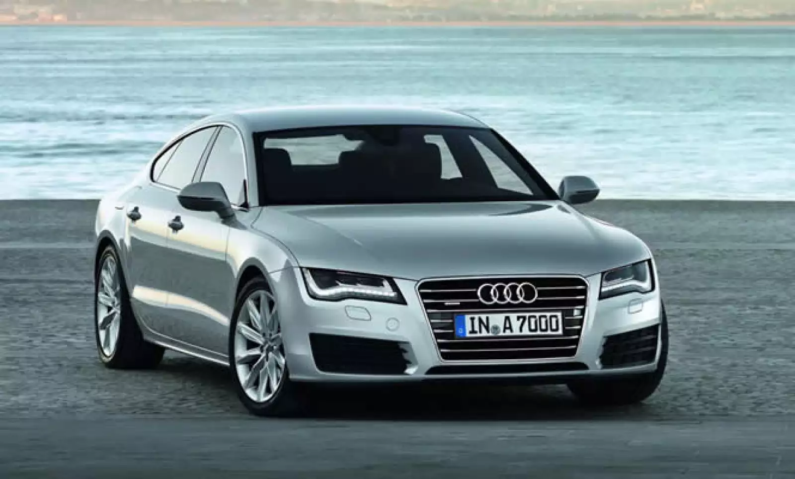 Al alcanzar una velocidad de 130 km/h, un ‘spoiler’ saldrá de la cajuela del automóvil para ayudar a su desempeño y seguridad al manejo.