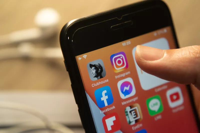 ¿Cómo pedir soporte técnico de Facebook para recuperar tu cuenta? (teléfono celular mostrando la app de Facebook y otras)