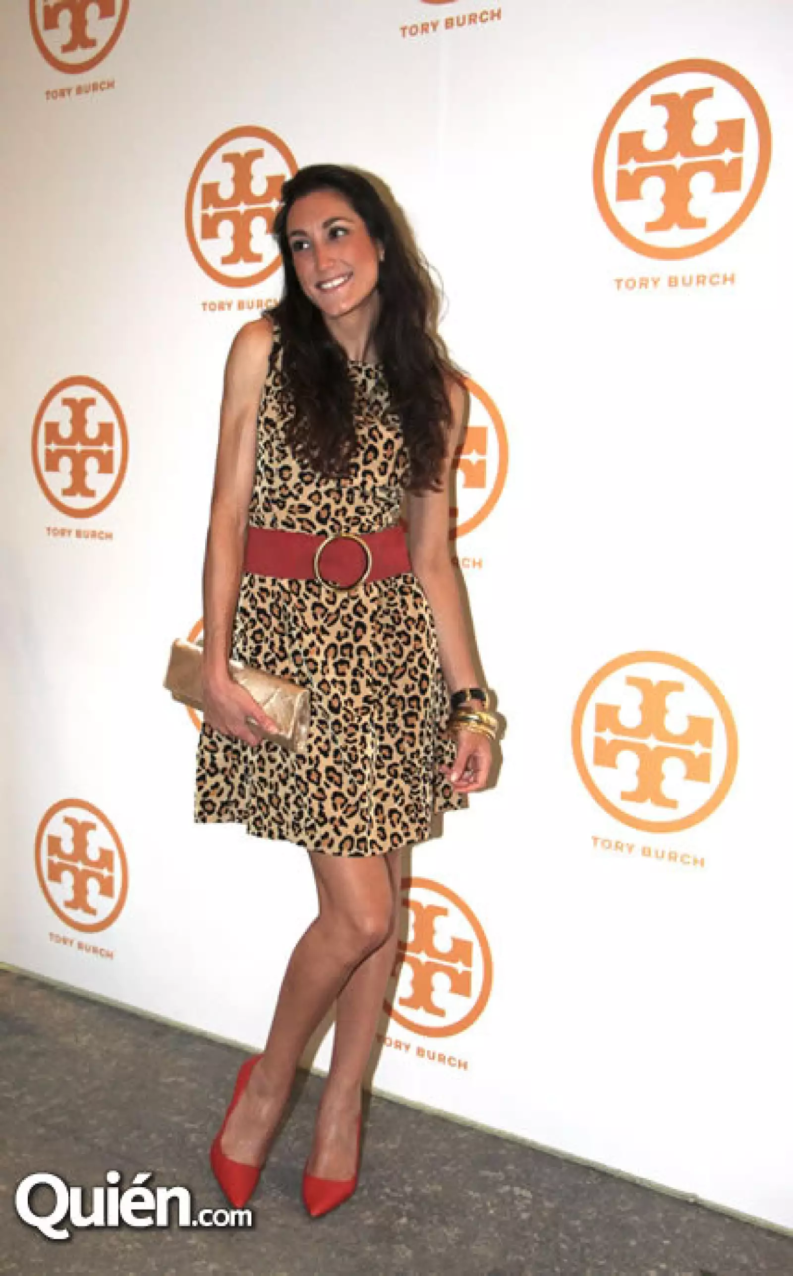 El animal print sigue en tendencia y Paulette Pini optó por un vestido con accesorios rojos.