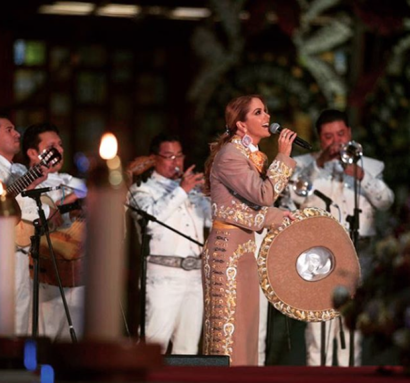 Lucero cada año asiste a La Basílica.
