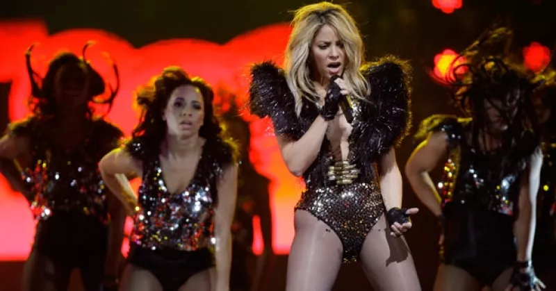 La cantante colombiana interpretó dos temas durante el medio tiempo del Partido de las Estrellas que se llevó a cabo en Arlington, Texas.