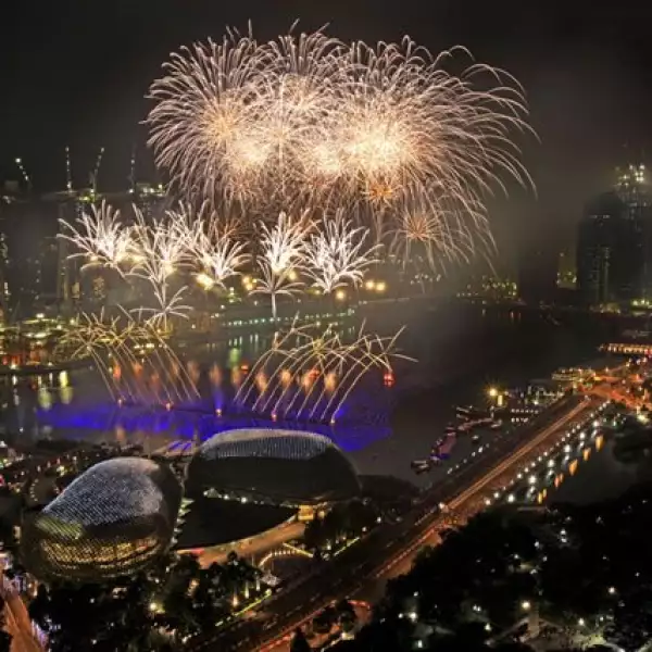 Las calles de Singapur se vistieron de luces para recibir el 2010.