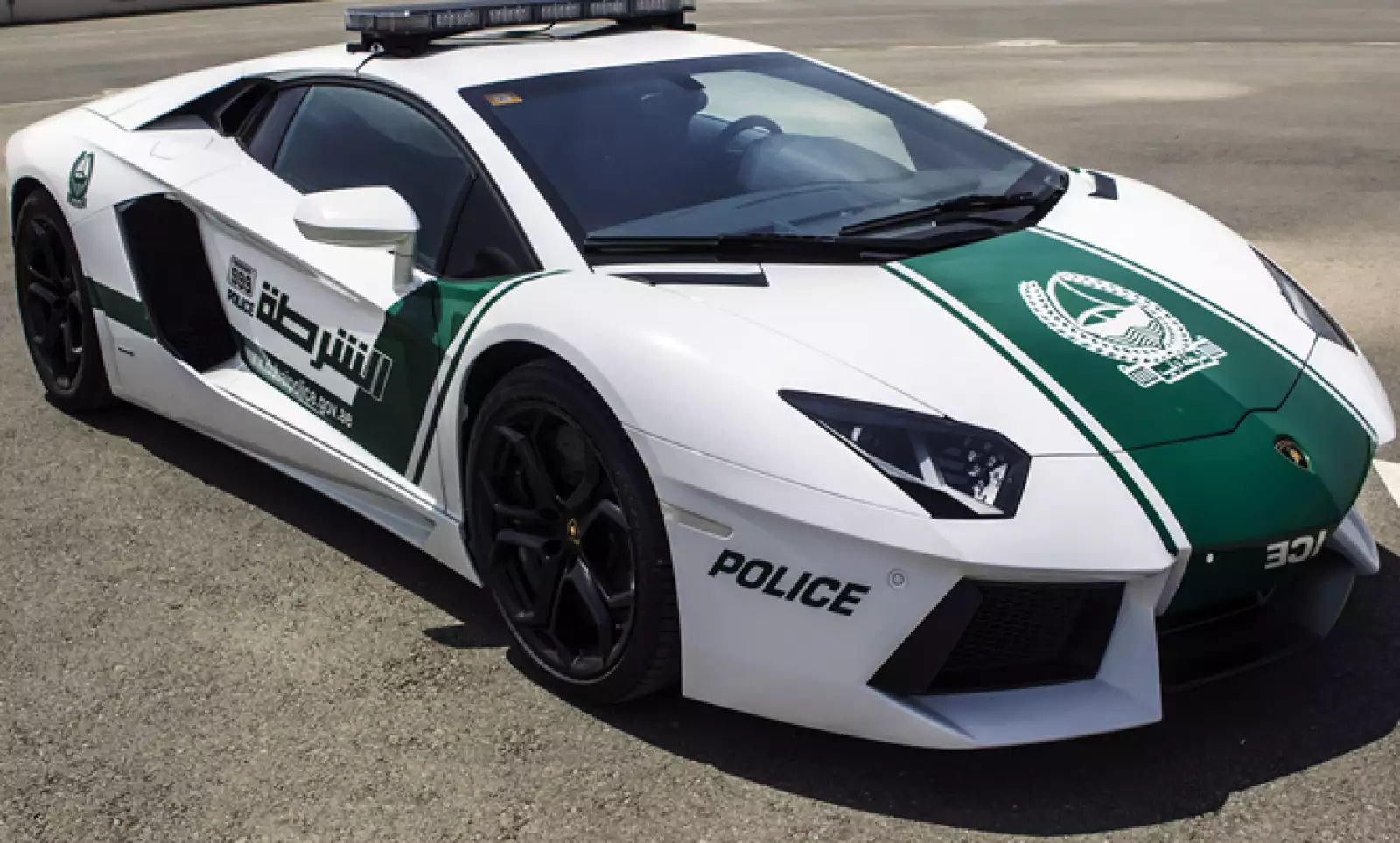 La policía de Dubai informó que usará autos Lamborghini como patrullas.