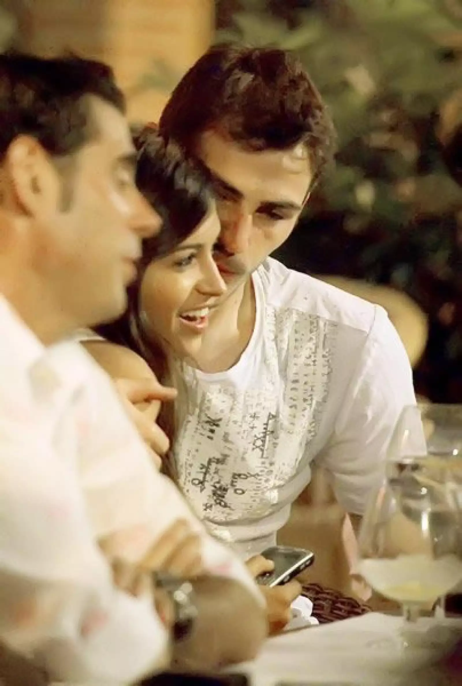 Tras la intensa jornada del pasado lunes, con visita a autoridades y paseo triunfal por las calles de Madrid, Iker Casillas siguió la celebración del triunfo de la Selección española en Sudáfrica.