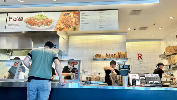Chipotle llega de la mano de Alsea para vender comida mexicana a los mexicanos: el reto que le costó caro a Taco Bell 
