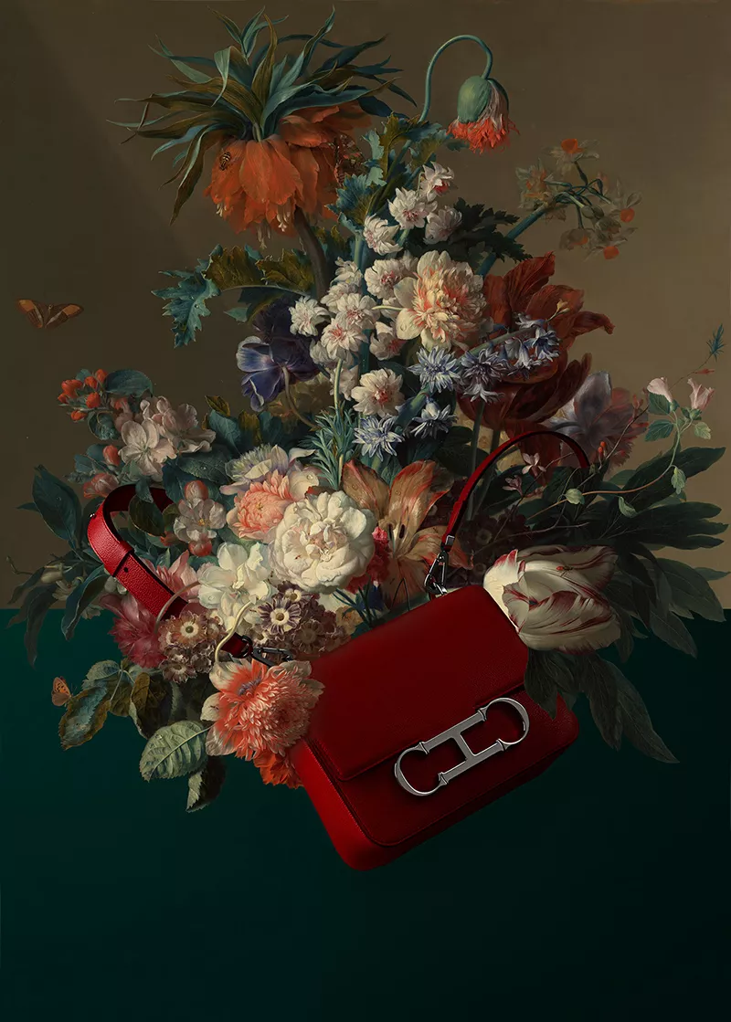 Foto: Carolina Herrera; bolso Initials Insignia en bodegón con flores de Jan van Huysum, 1723
