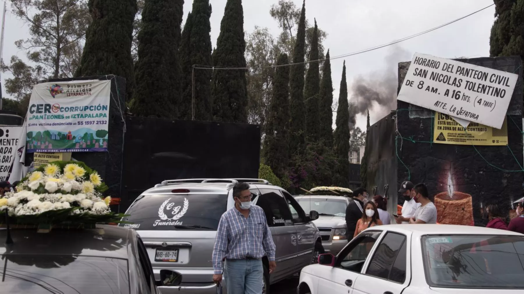 Carrozas funerarias hacen filas para poder ingresar al El Panteón San Nicolás Tolentino.