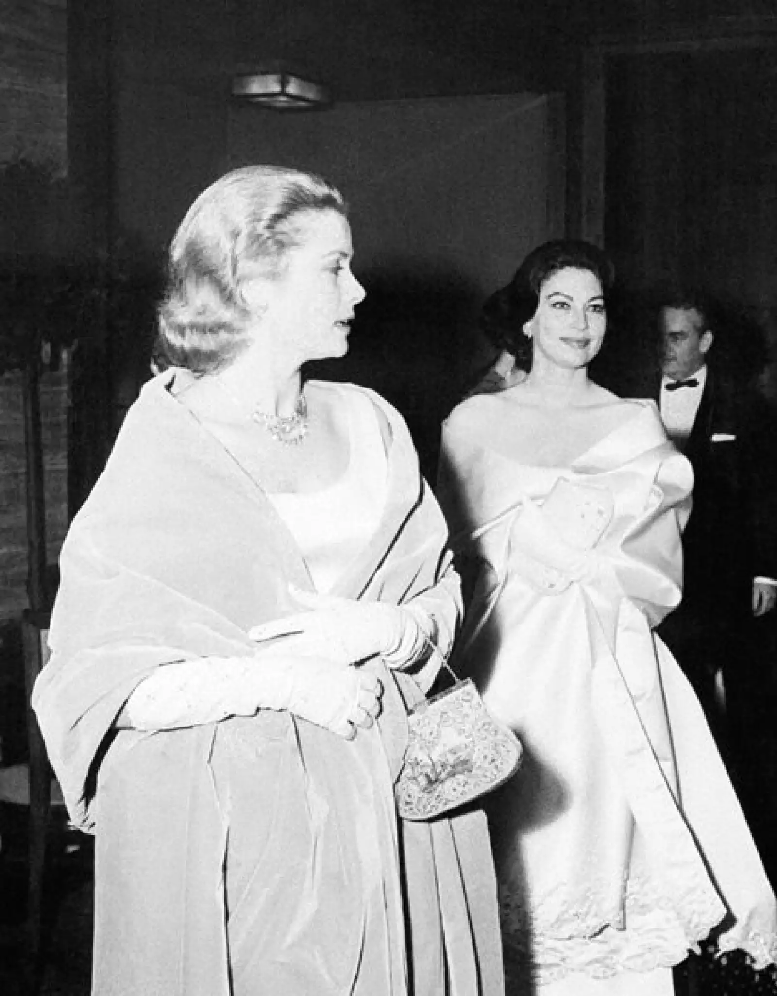 La princesa de Mónaco y Ava Gardner llegan al Monaco Sorting Club el 5 de febrero de 1960 para asistir a la gala de La Rosa, una de las noches más elegantes que se celebran en Monte Carlo.