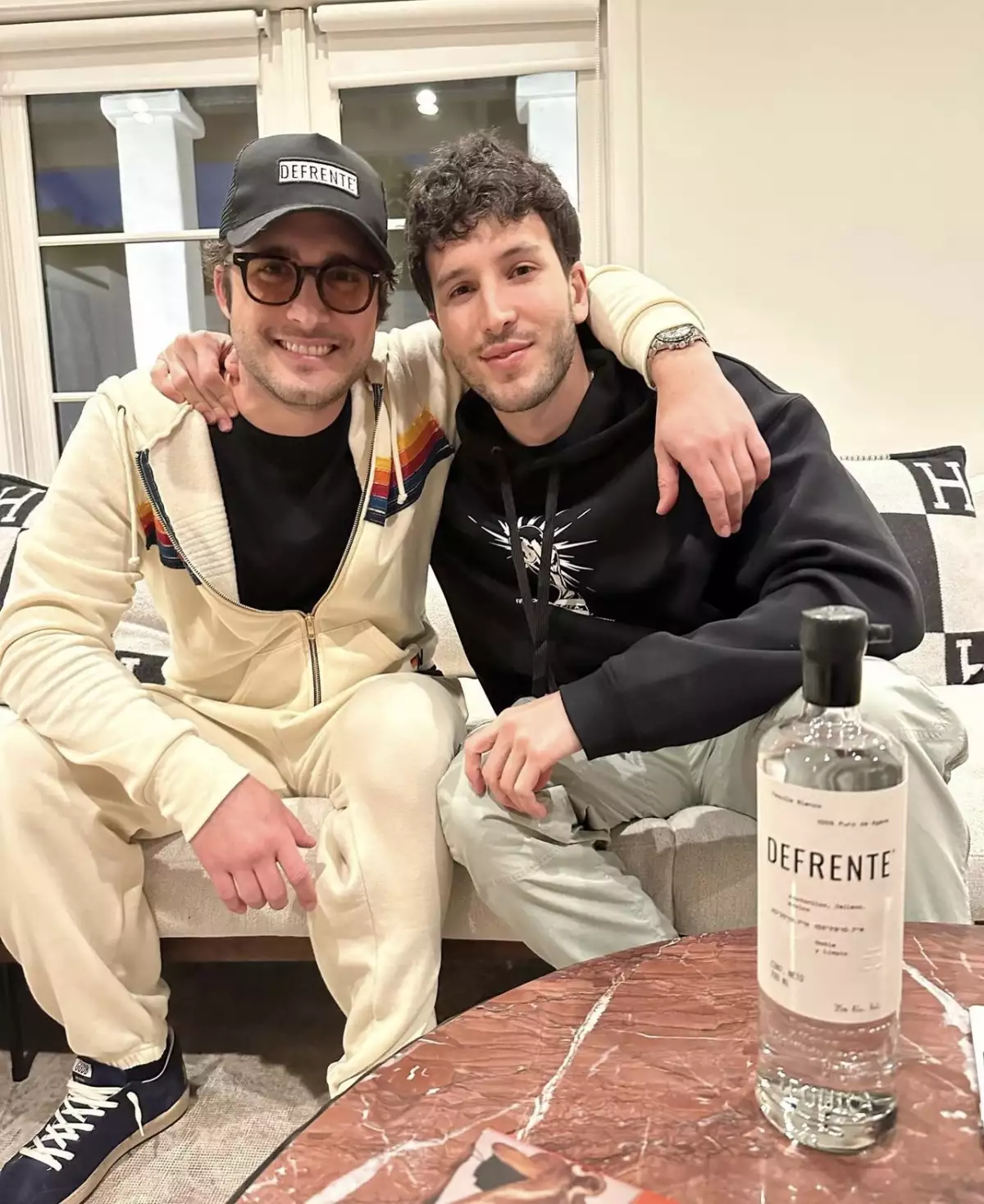 Diego Boneta y Sebastián Yatra tomando Defrente
