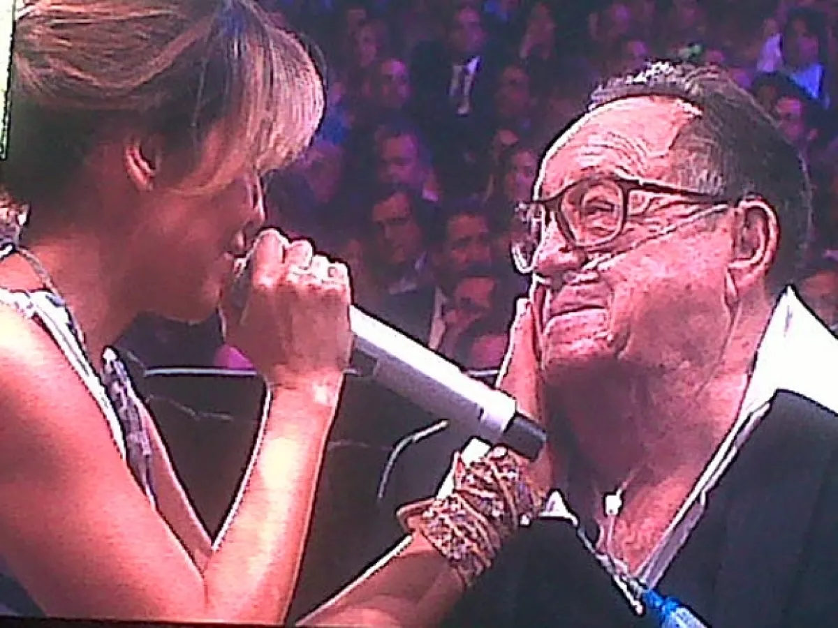 La actriz confesó en su tuitcam que estaba emocionada por el homenaje a Chespirito.