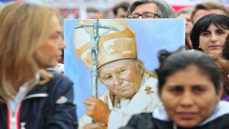 Miles de fieles abarrotan la plaza San Pedro para la ceremonia de beatificacion de Juan Pablo II