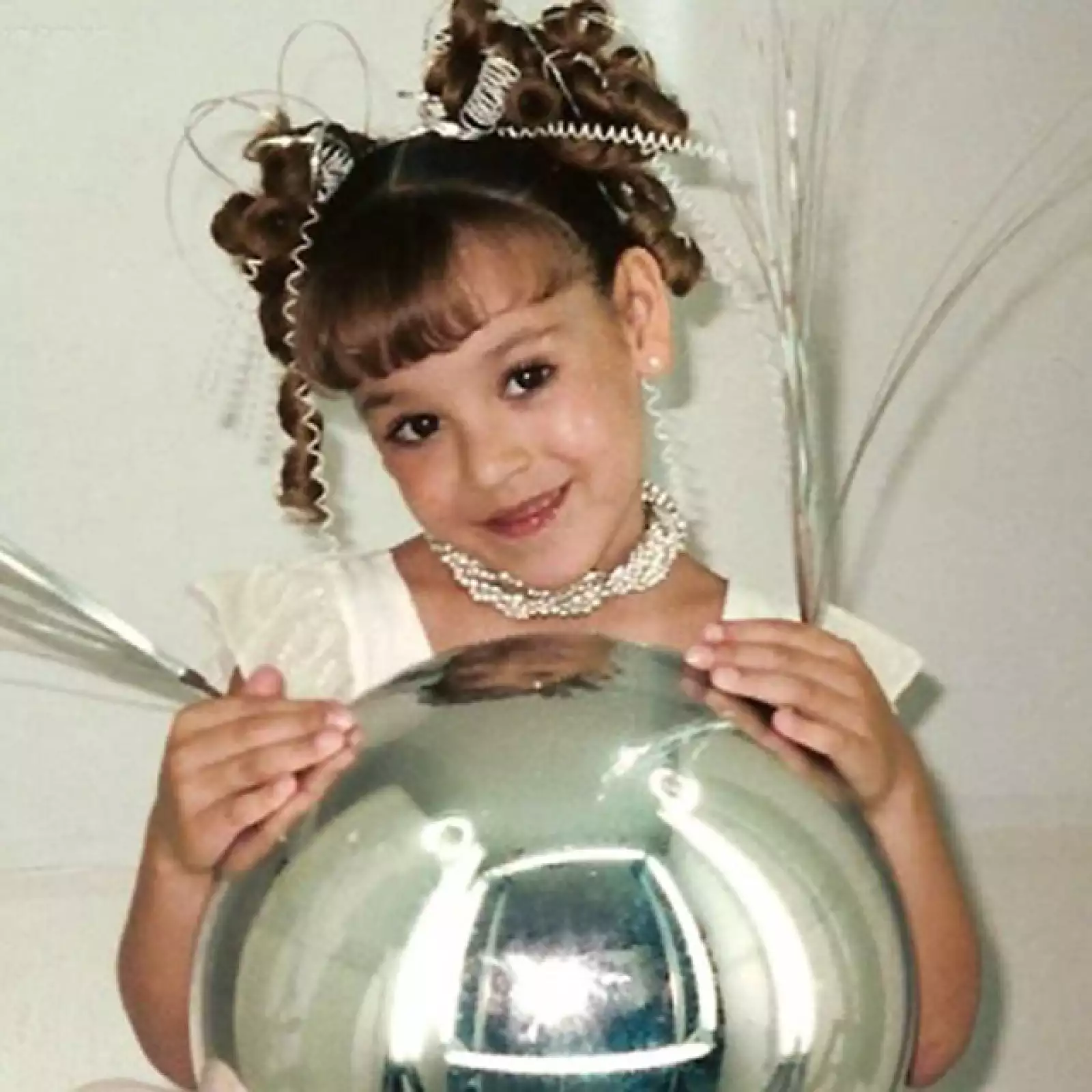 En el 2001 a la edad de 6 años protagoniza su primer telenovela infantil llamada María Belén, causando un gran impacto y teniendo una gran aceptación por parte de los televidentes, que incluso obtuvo el premio del periódico El Heraldo de México como revelación infantil del año. Para 2009 consigue el papel protagónico de la telenovela Atrévete a soñar y participa además en los discos de la misma telenovela.