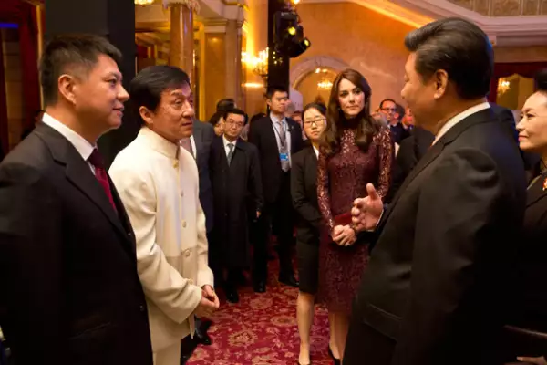 Kate y William tuvieron oportunidad de conocer y convivir con la estrella de cine y de Kung-Fu, Jackie Chan, quien contó algunas de sus anécdotas.