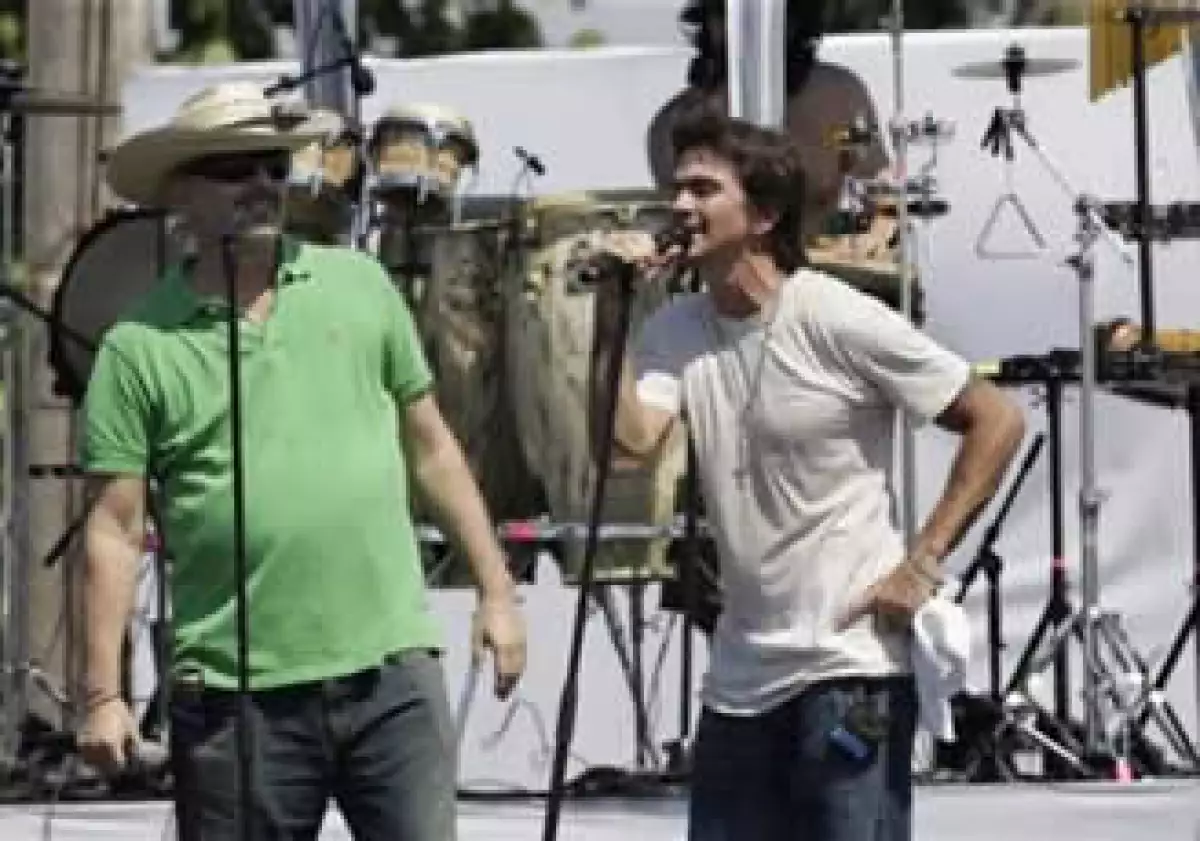 Miguel Bosé y Juanes, unidos por la paz sin fronteras (Foto: Reuters)