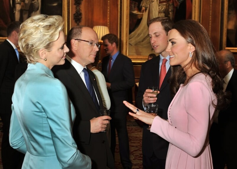 Kate y Guillermo platicando con Alberto y Charlene de Mónaco.