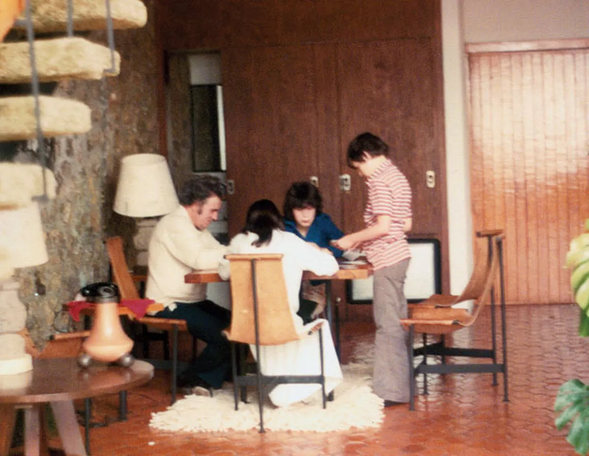 HAGAN SUS APUESTAS. Scherer con sus hijos Julio, Gabriela y Regina jugando cartas durante unas vacaciones en 1978.