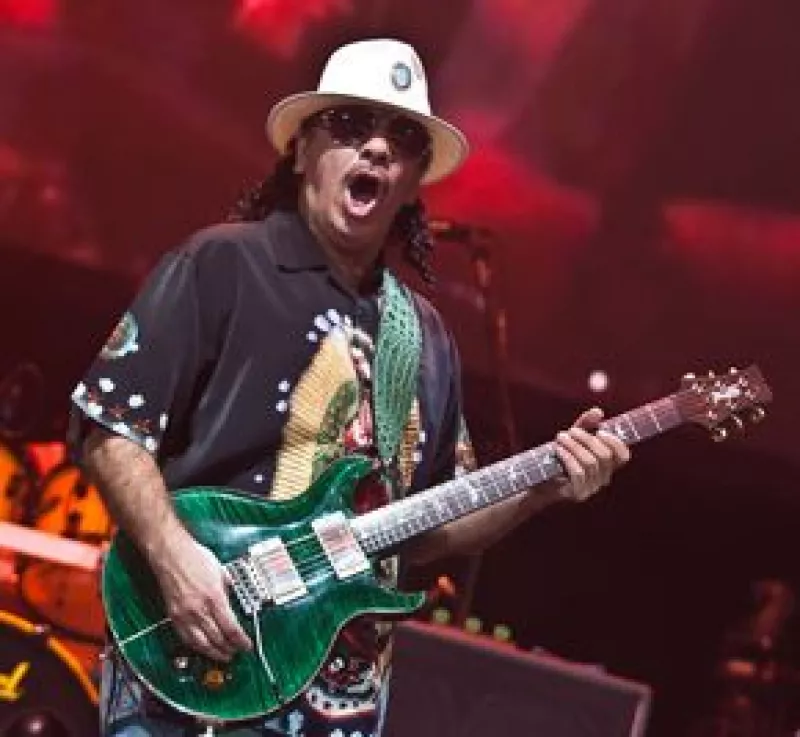 El músico se presentó en el Domo de Cobre de la Ciudad de México como parte de su gira Vive la luz world tour, en la que mostró un repertorio clásico con mucha energía y vitalidad.