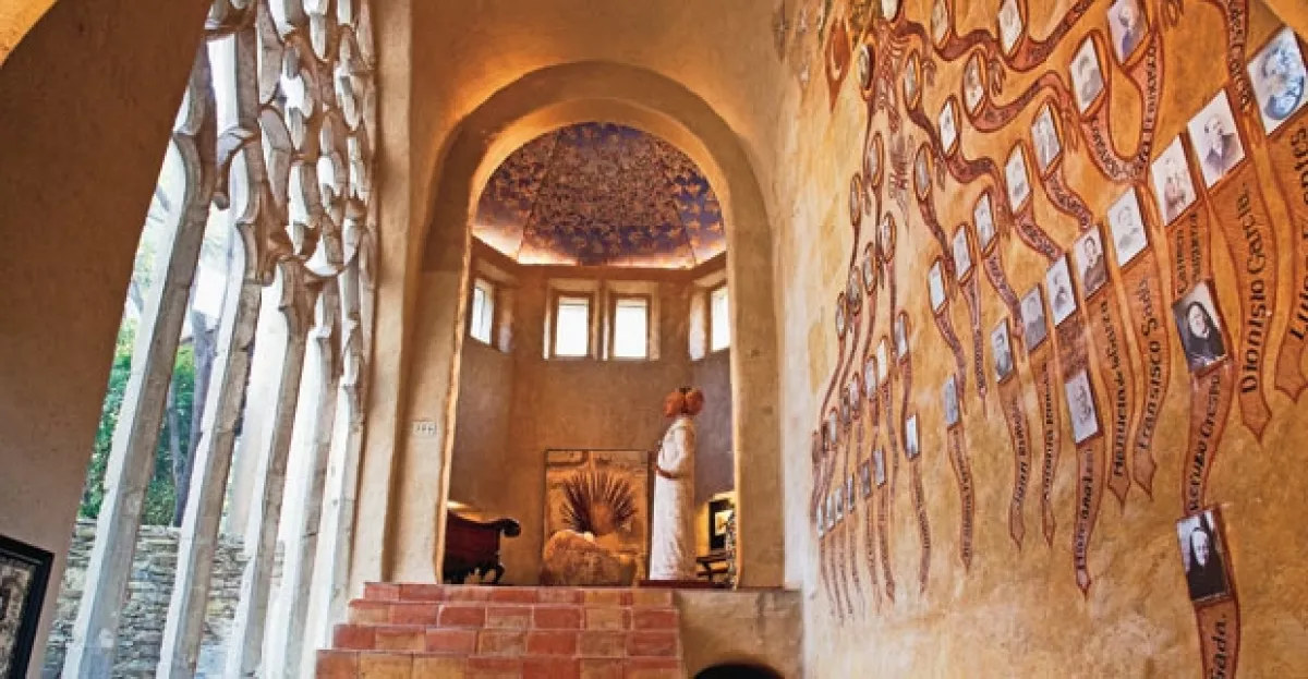 OCHO GENERACIONES. En la entrada de su casa tiene el árbol genealógico de toda su familia. A la izquierda, un arco gótico del siglo XIII.
