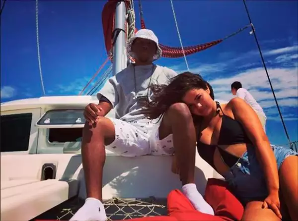 Selena junto al productor musical Hit-Boy disfrutando en un yate.