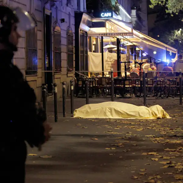 Una de las noticias más tristes del año fue el ataque terrorista ocurrido el 13 de noviembre en París. Aproximadamente 137 muertos y 415 heridos lo convirtieron en el peor de la historia de esta nación. Aquel trágico viernes, el Estado Islámico orquestó seis atentados simultáneos en la capital francesa.