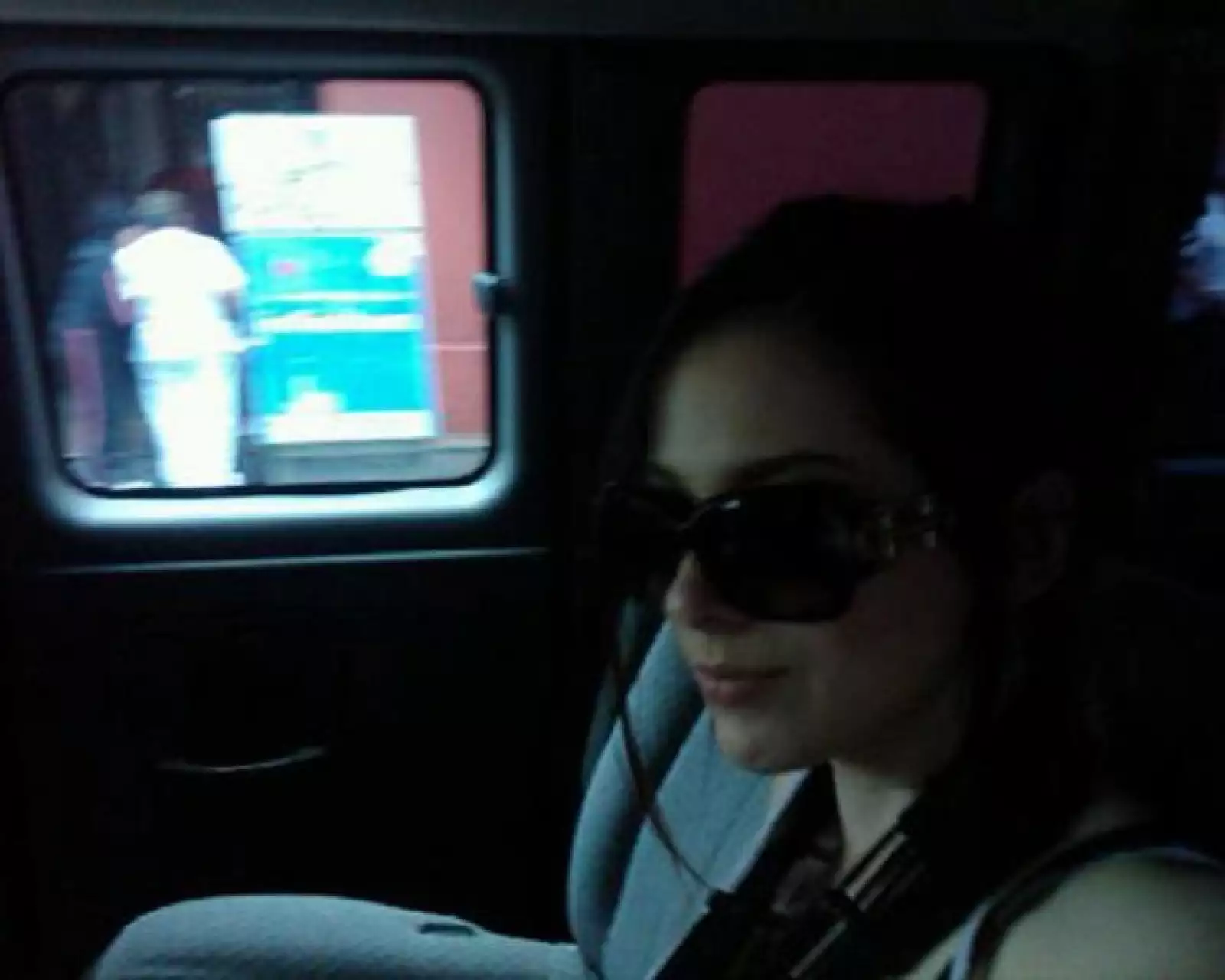 La cantante Paty Cantú se tomó la foto en el coche e informó “cambiando de locación... en fachita casual y pelo agarrado jaja; pero sigo siendo yo, lo juro!!”