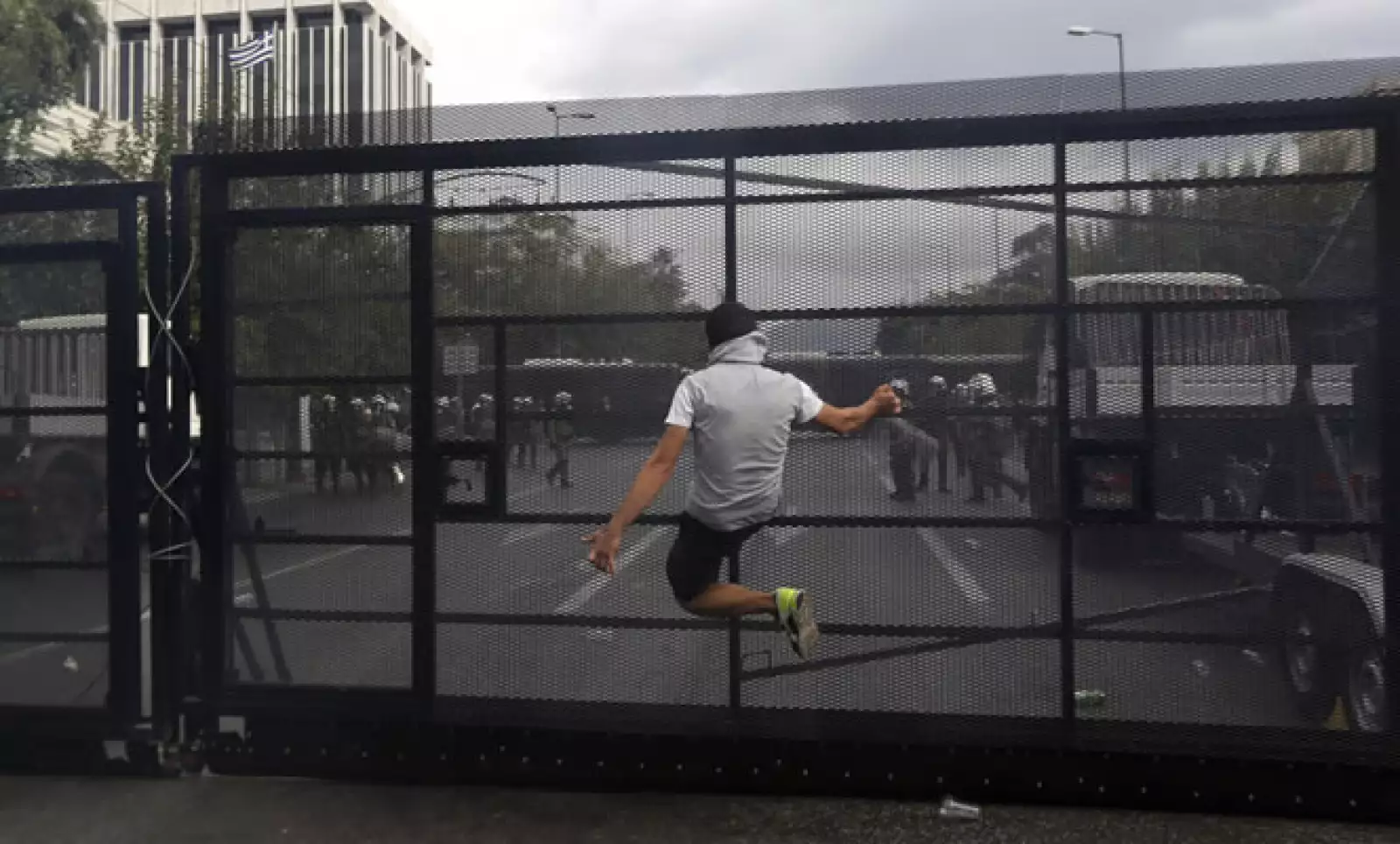 La policía de Grecia incrementó las medidas de seguridad y bloqueó el acceso en grandes áreas de la capital para contener las protestas contra la canciller alemana.