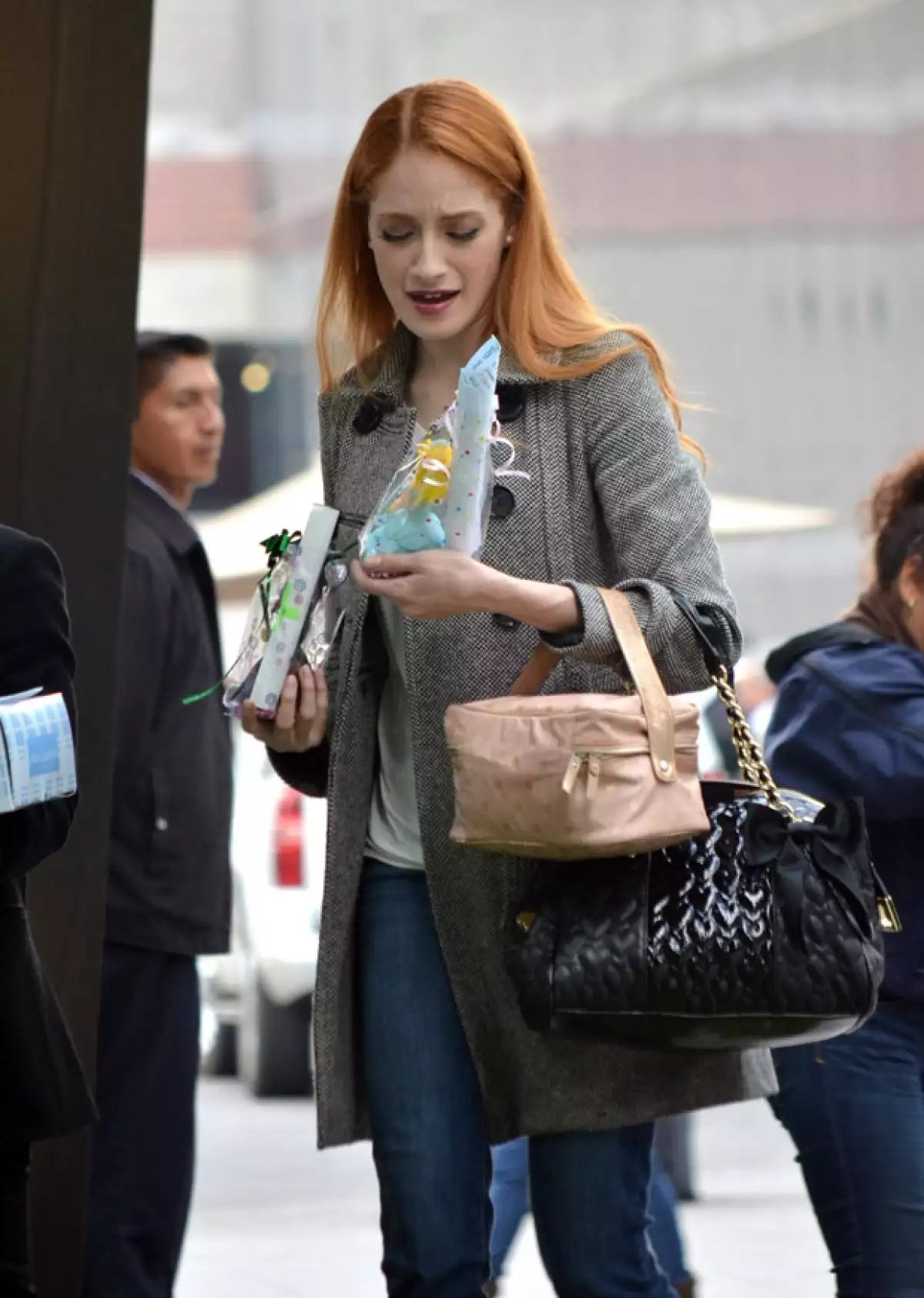 La actriz de ‘Wicked’ fue interceptada por un par de seguidoras este fin de semana quienes le entregaron regalos, mismos que ella recibió con agradecimiento y ternura.