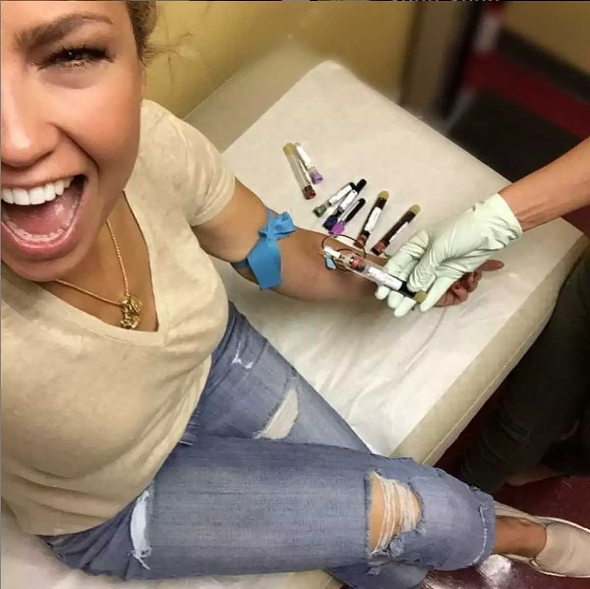 Pero antes de disfrutar de una buena charla con Florinda, Thalía hizo una parada con el médico para checar que todo estuviera bajo control con su enfermedad del Lyme.