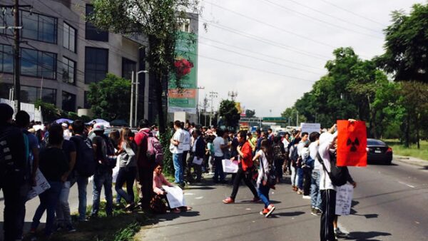 Alumnos del Cecyt 4 Lázaro Cárdenas matienen un bloqueo interminetente en ambos sentidos de Avenida Constituyentes a la altura de Jacaranda, el cual suma ya 8 horas luego que coemnzará desde aproximadamente a a las 7:00 horas.