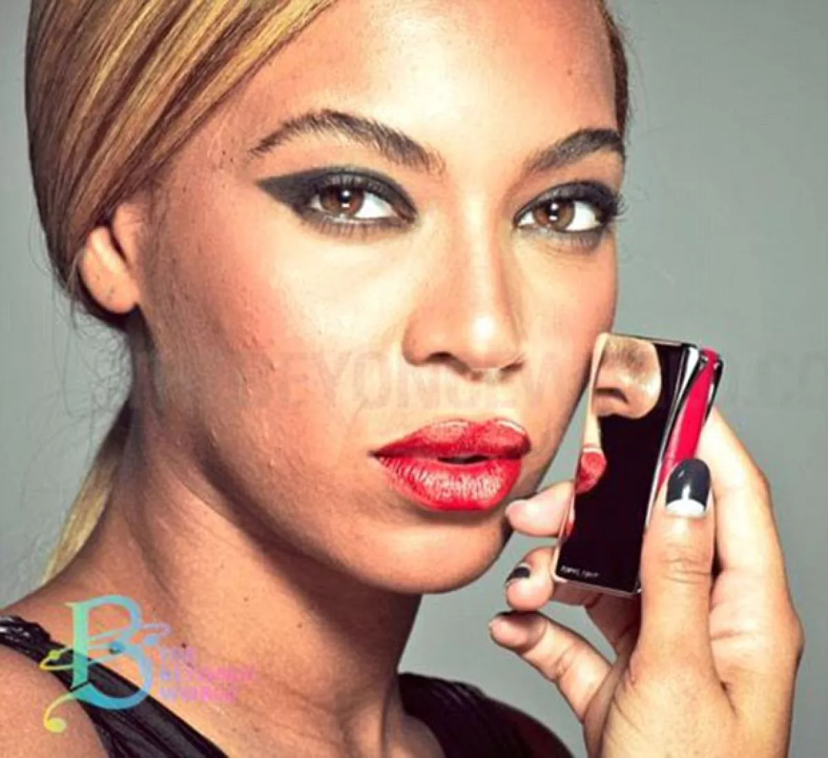 En 2013, la cantante promocionaba una línea de cosméticos.