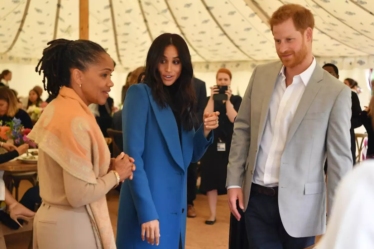 Doria Ragland mamá de Meghan Markle y suegra del príncipe Harry