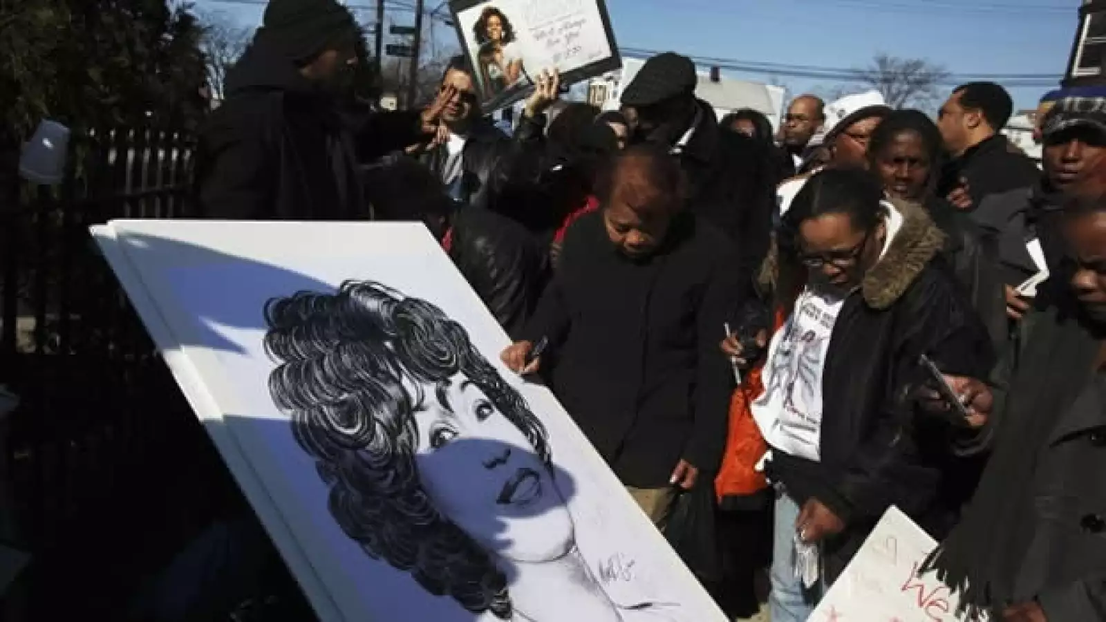 seguidores de whitney a unas cuadras del funeral