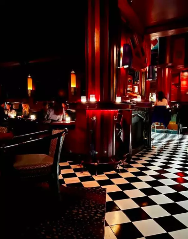 Interior de el Temple Bar en Nyc