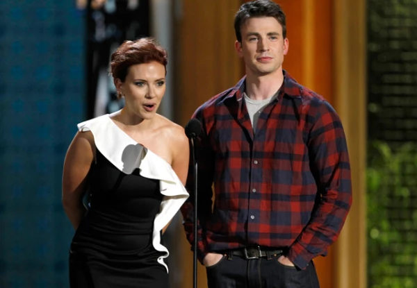 Scarlett Johansson y Chris Evans.