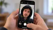 Cámara frontal del iphone activada para tomar una selfi del usuario. estas se pueden activar automáticamente a través de atajos.