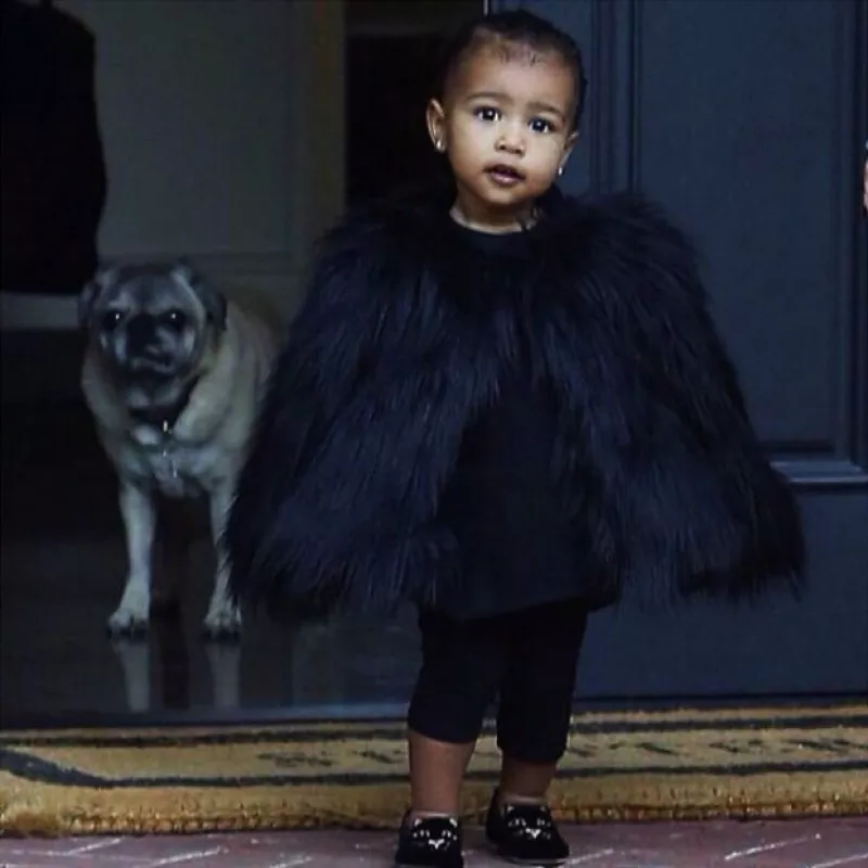 La hija de Kim Kardashian y Kanye West es sin duda la niña del showbiz con más lujos: posee un guardarropa de millones de dólares así como colecciones de exclusivas bolsas y joyas.