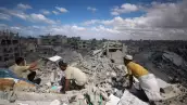 Los palestinos registran los escombros de los edificios en medio de la destrucción generalizada debido al bombardeo israelí en Khan Yunis, en el sur de la Franja de Gaza, mientras se celebra un alto el fuego el 12 de octubre de 2025. Un alto el fuego en Gaza se celebraba por tercer día el 12 de octubre, antes de un intercambio de rehenes-prisisioneros propuesto por Estados Unidos y una cumbre destinada a trazar un camino hacia la paz después de dos años de guerra.