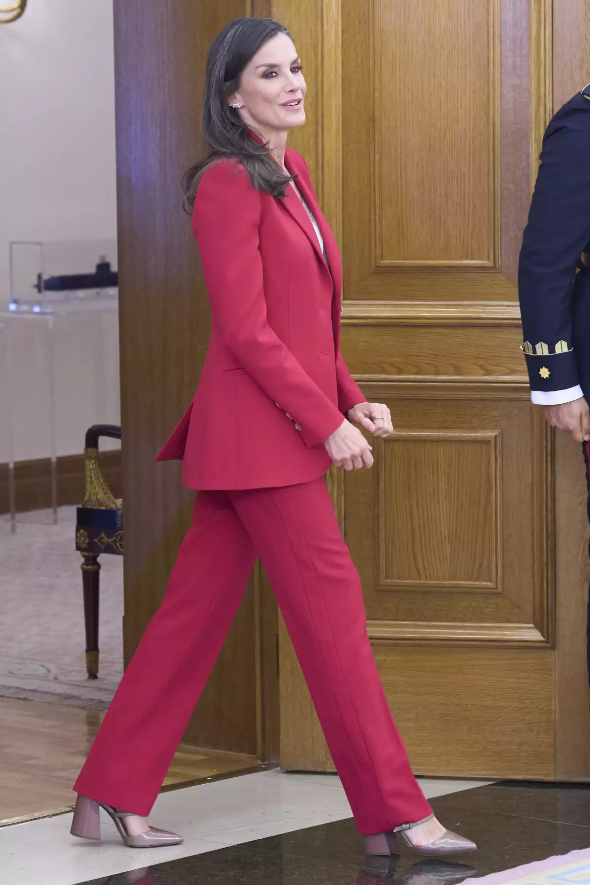La reina Letizia ya no se preocupa por retocarse las canas.