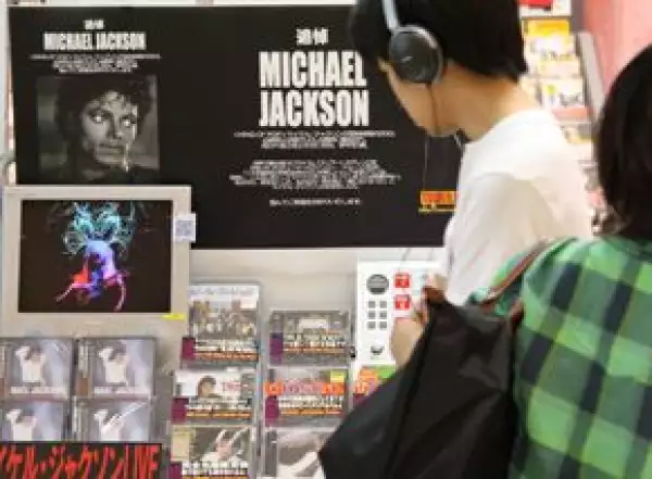 Tras la muerte de Michael, los estantes de las tiendas de discos han estado repletos de sus discos.