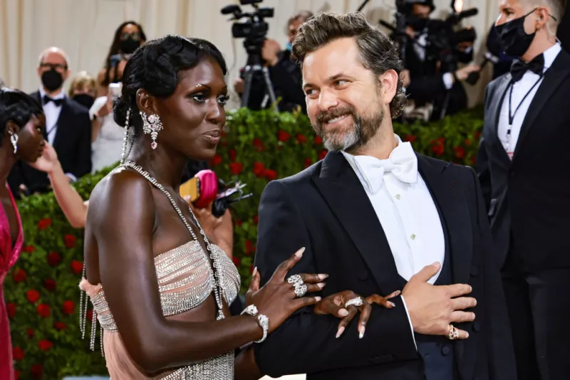 Jodie Turner-Smith y Joshua Jackson 