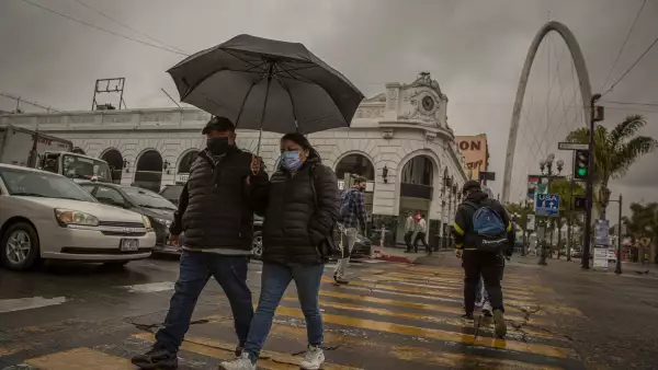 Frente Frío en México 2021: personas caminan abrigadas en la calle