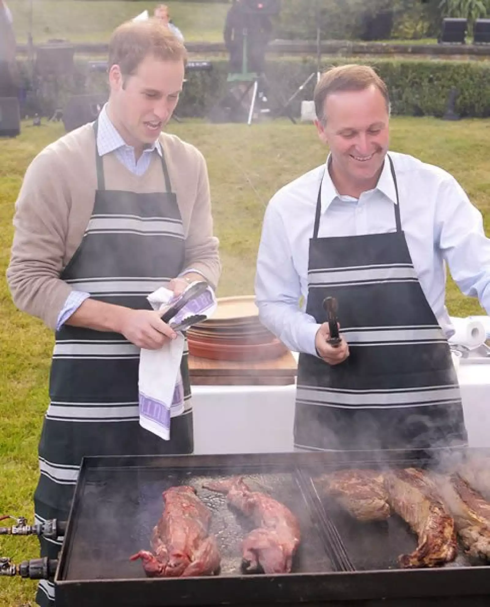 Guillermo con el Primer Ministro John Key haciendo carne asada en la Premier House en Wellington.