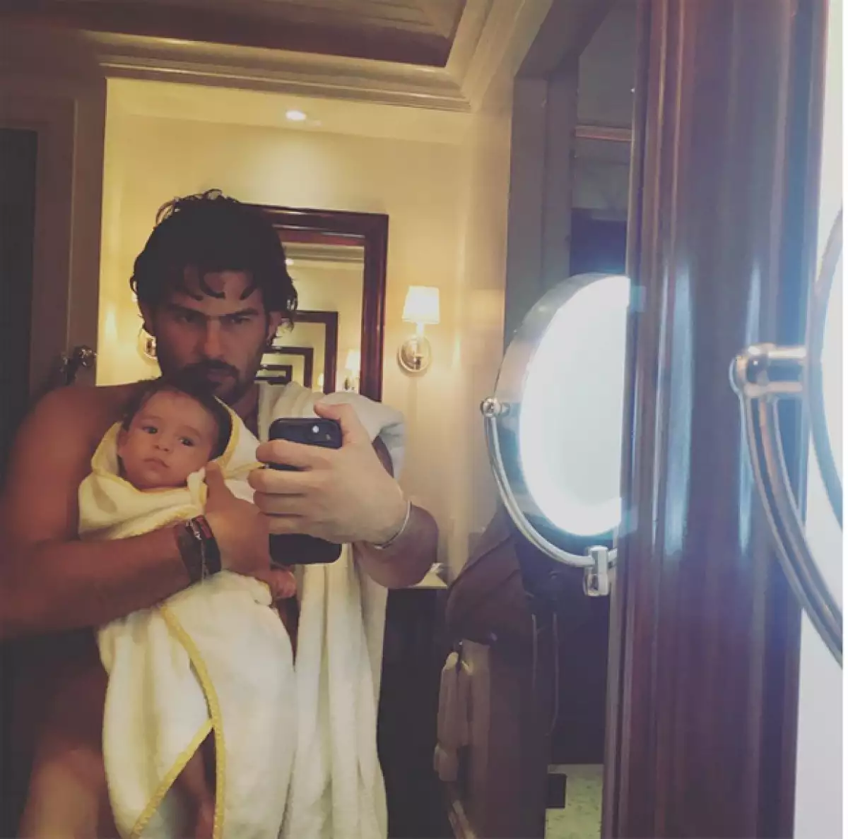 El cantante Gerardo Bazúa publicó una foto junto a su pequeño, de cuatro meses de edad, luego de darse un baño juntos.